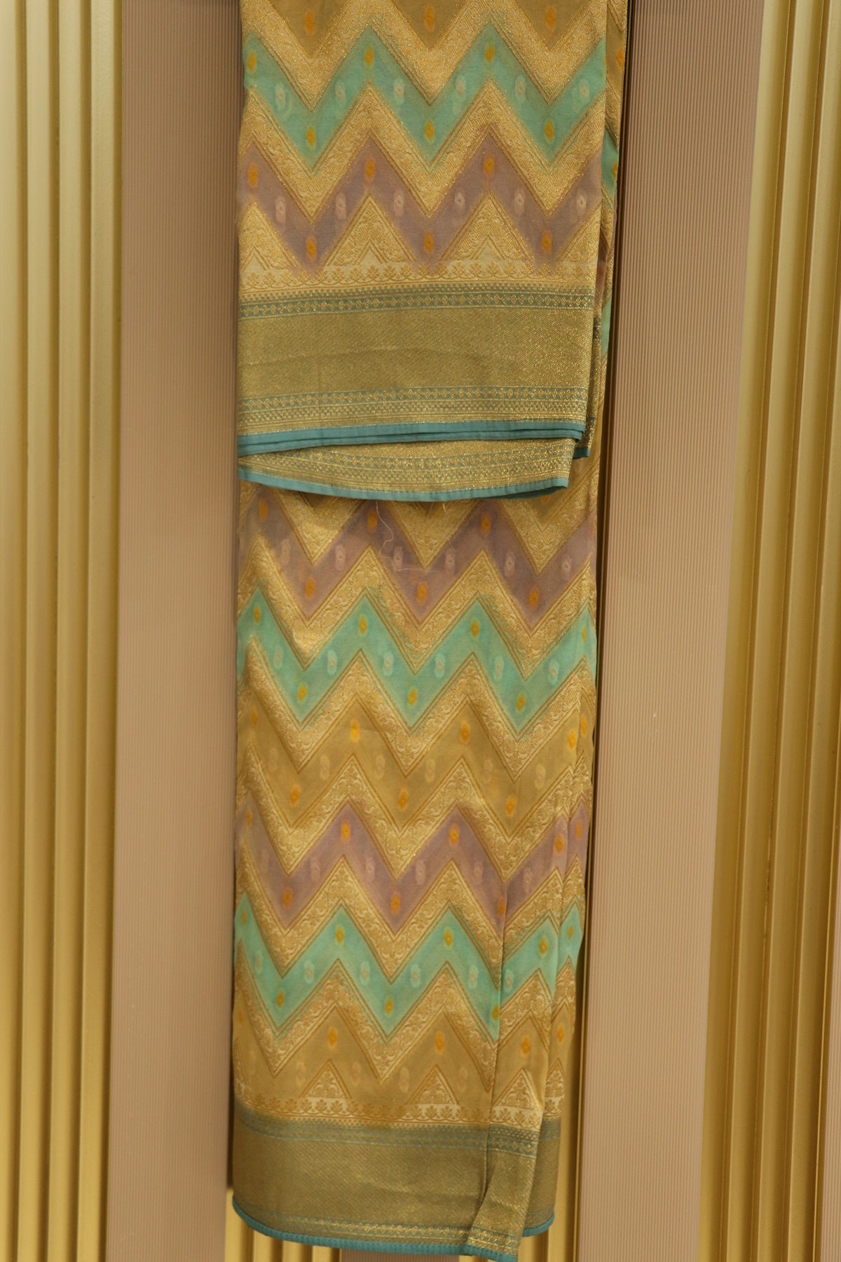 Pure Banarasi Rangkaat Dupatta With Weaves and Bandni Boond Butties