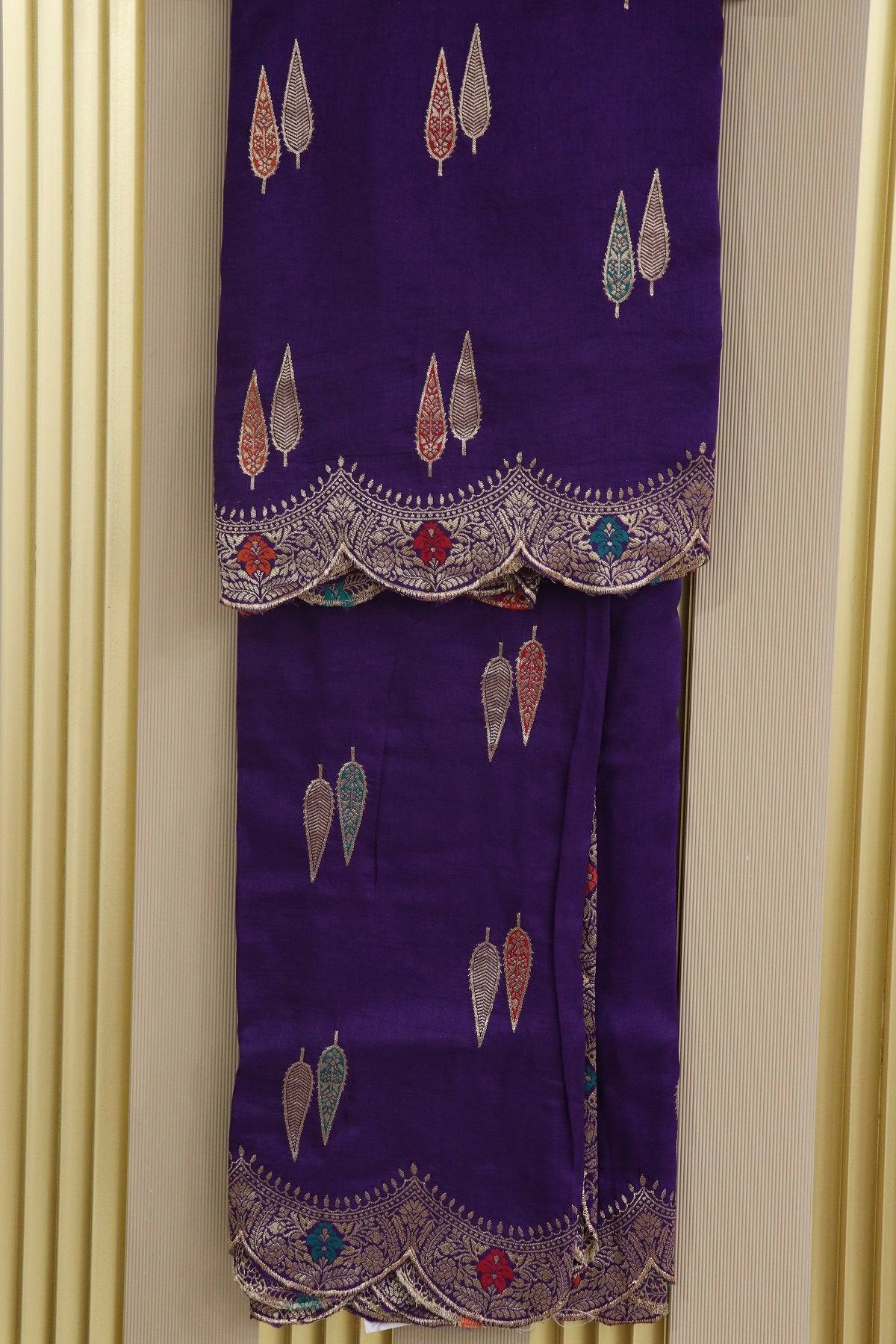 Dola Silk Dupattas With Leaf Shape Woven Meena Motifs With Scalloped Border