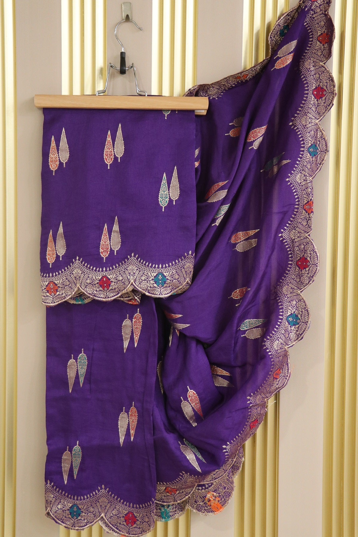 Dola Silk Dupattas With Leaf Shape Woven Meena Motifs With Scalloped Border