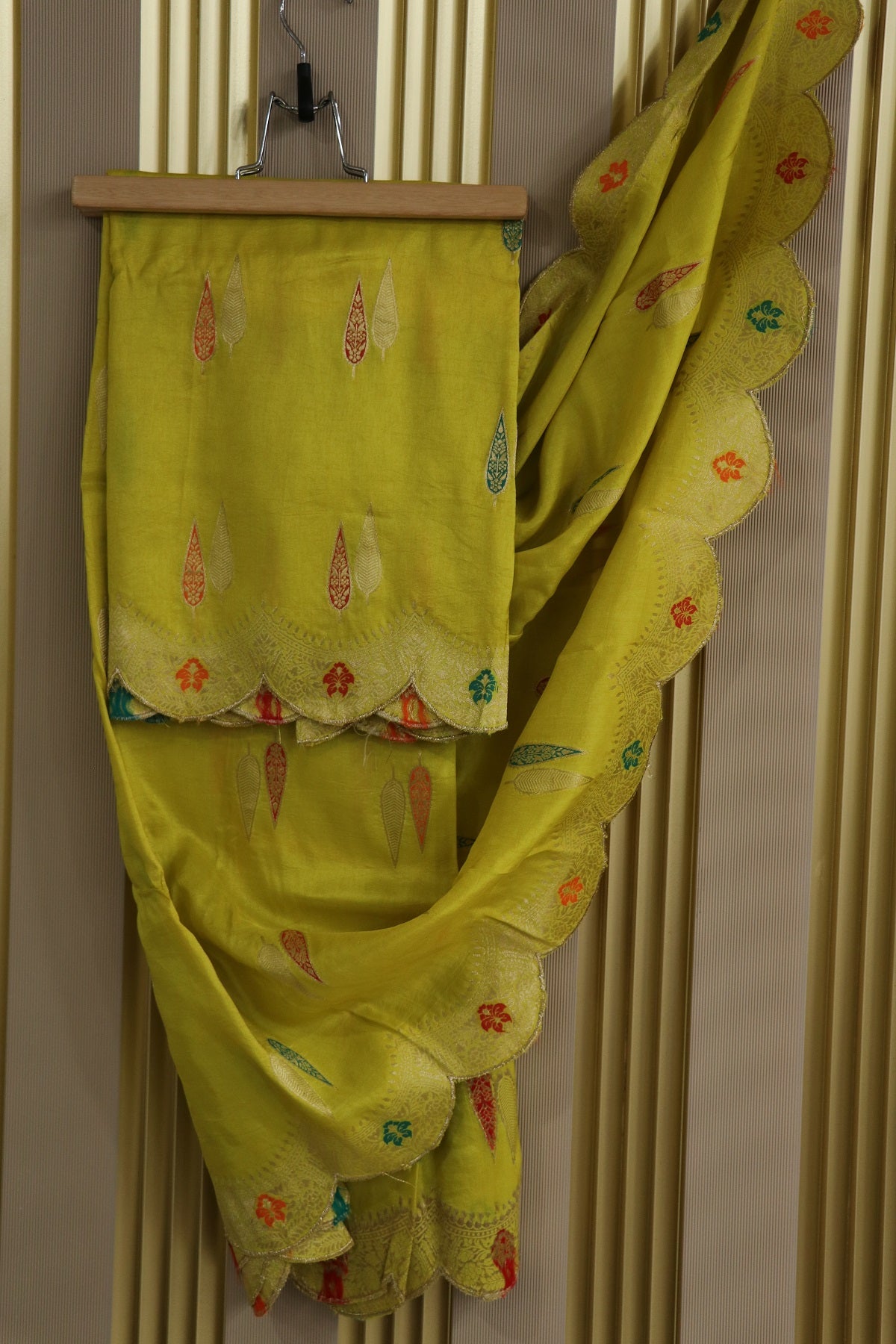 Dola Silk Dupattas With Leaf Shape Woven Meena Motifs With Scalloped Border