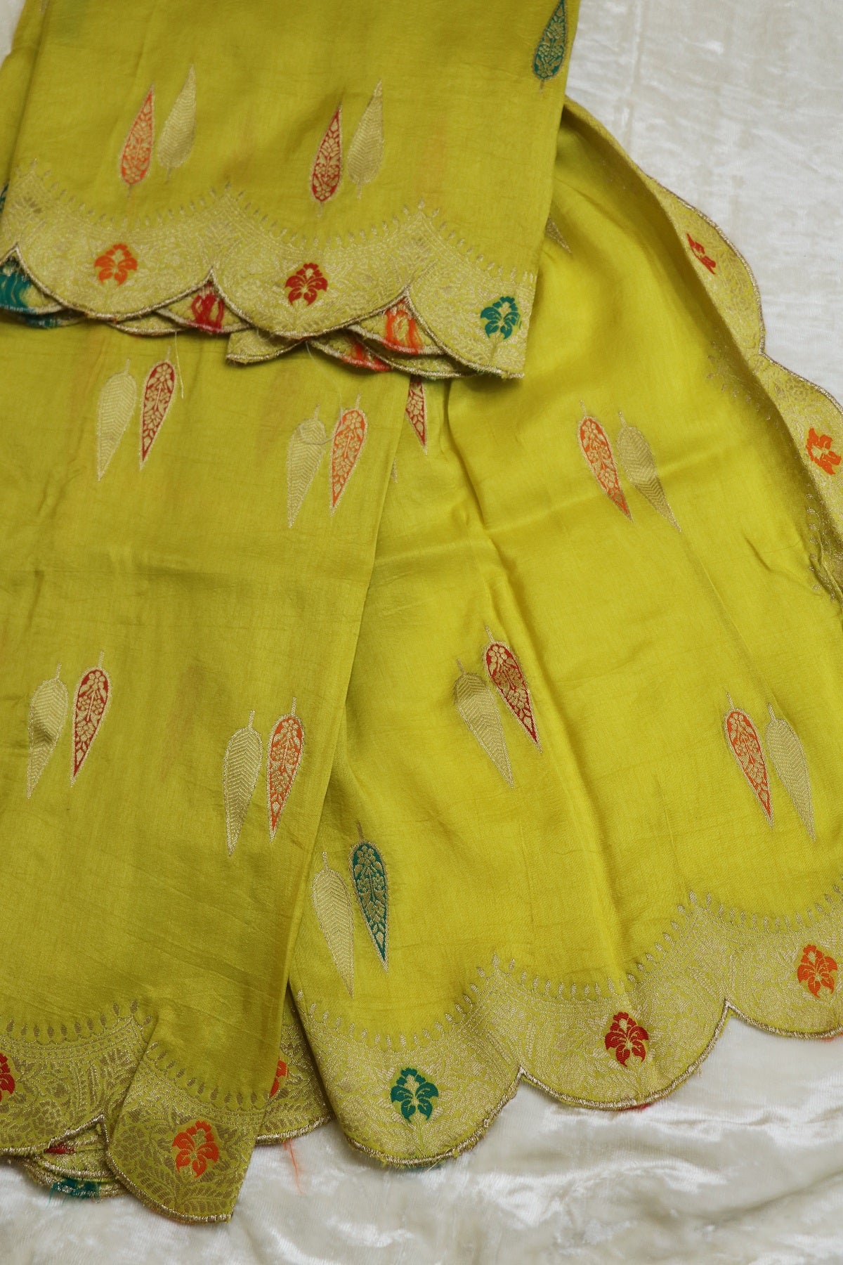 Dola Silk Dupattas With Leaf Shape Woven Meena Motifs With Scalloped Border