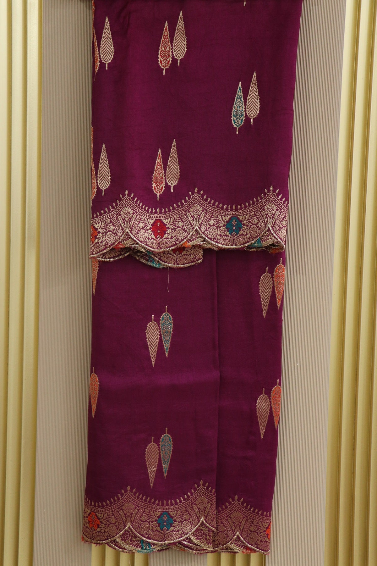 Dola Silk Dupattas With Leaf Shape Woven Meena Motifs With Scalloped Border