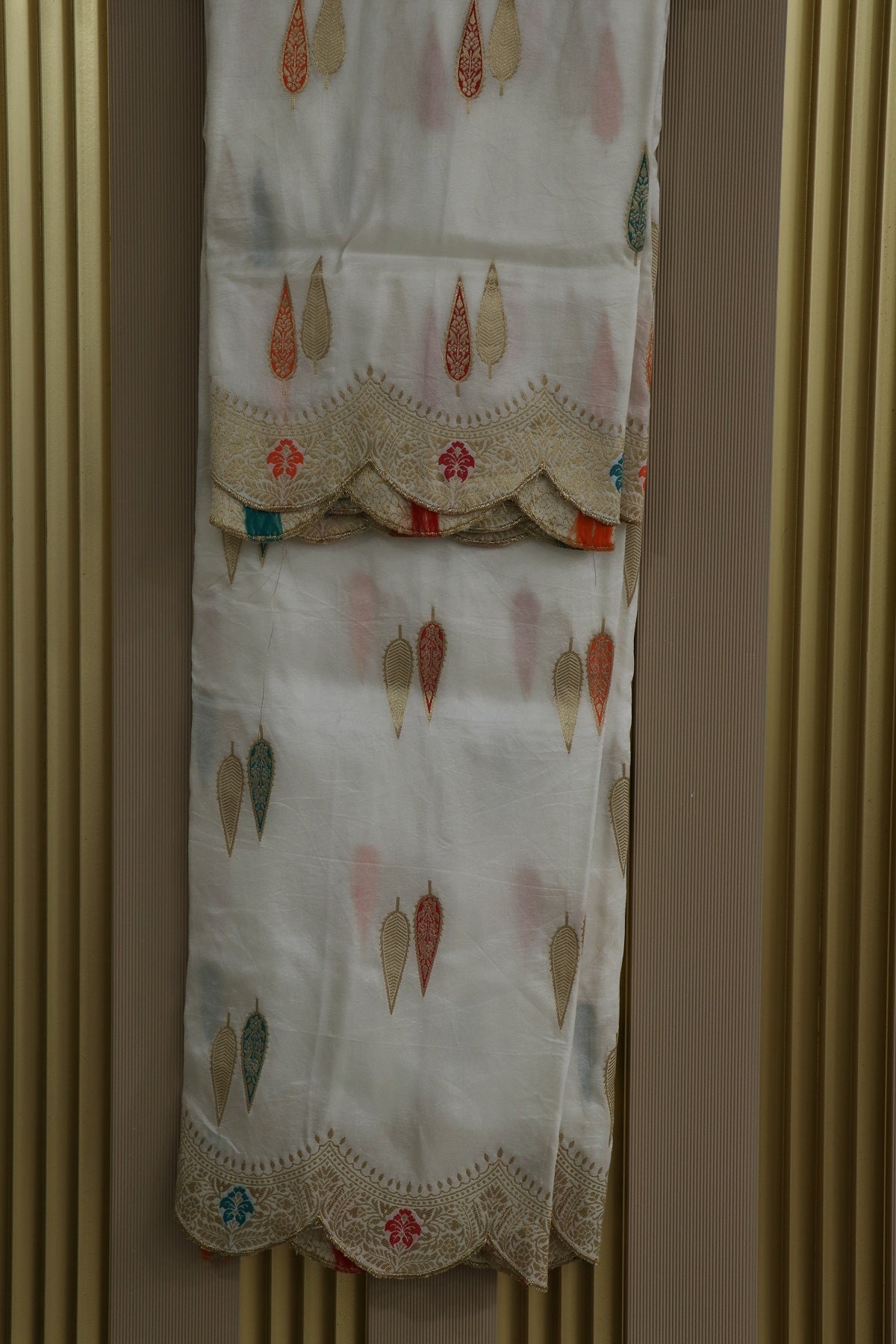 Dola Silk Dupattas With Leaf Shape Woven Meena Motifs With Scalloped Border