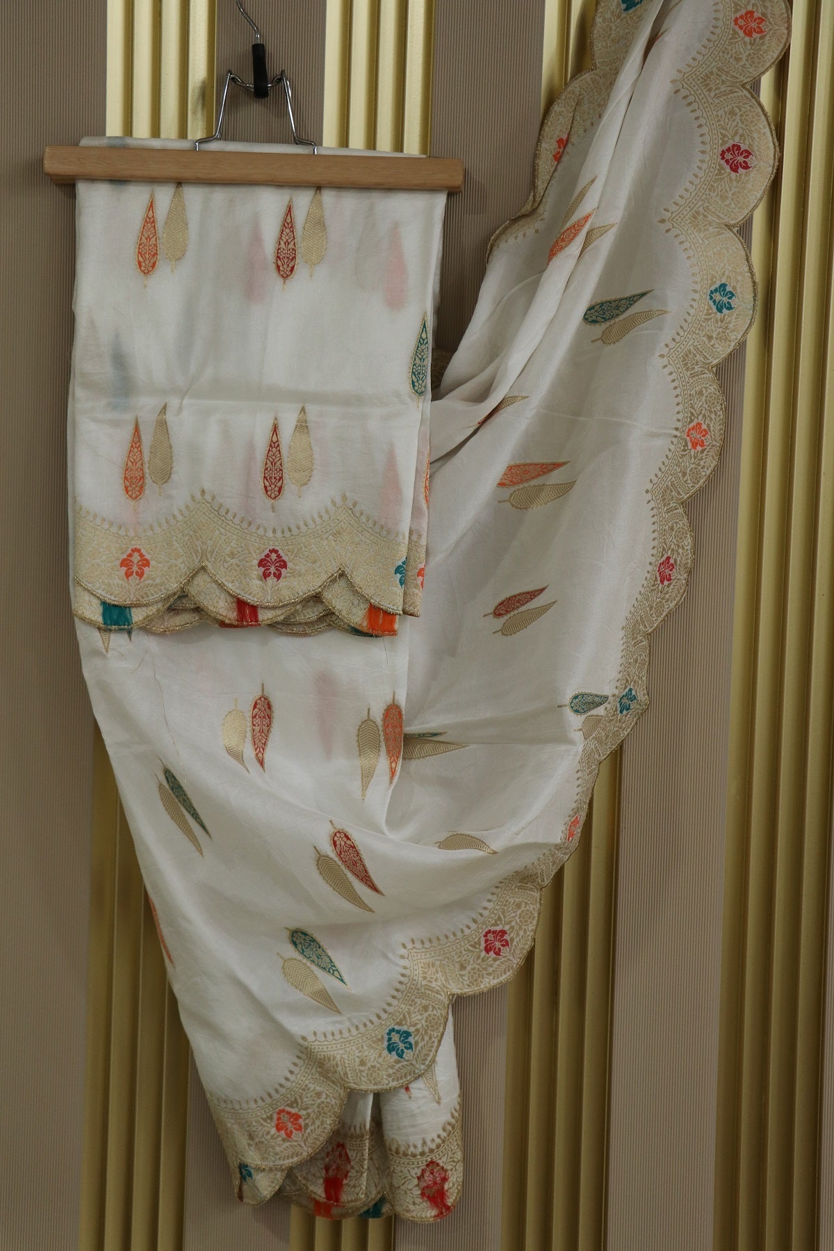 Dola Silk Dupattas With Leaf Shape Woven Meena Motifs With Scalloped Border