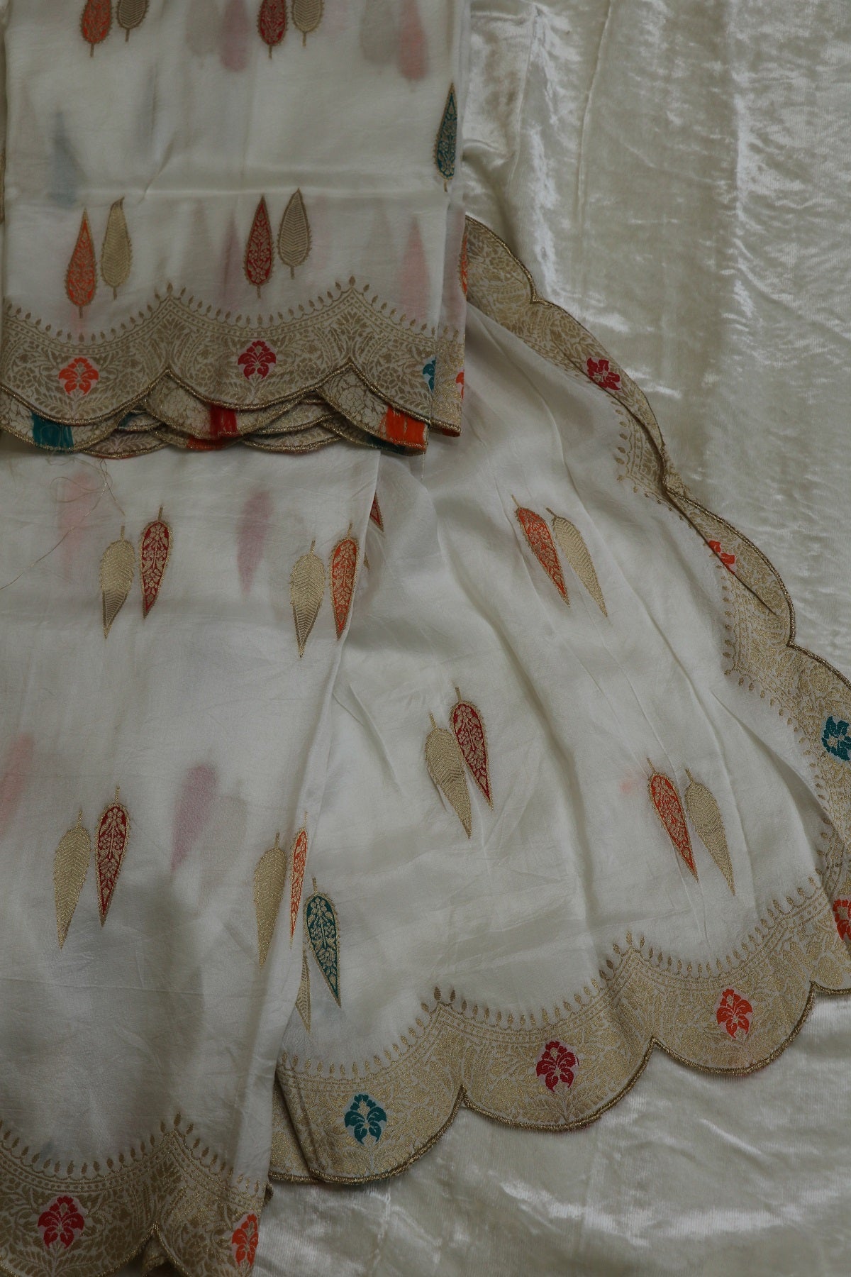 Dola Silk Dupattas With Leaf Shape Woven Meena Motifs With Scalloped Border