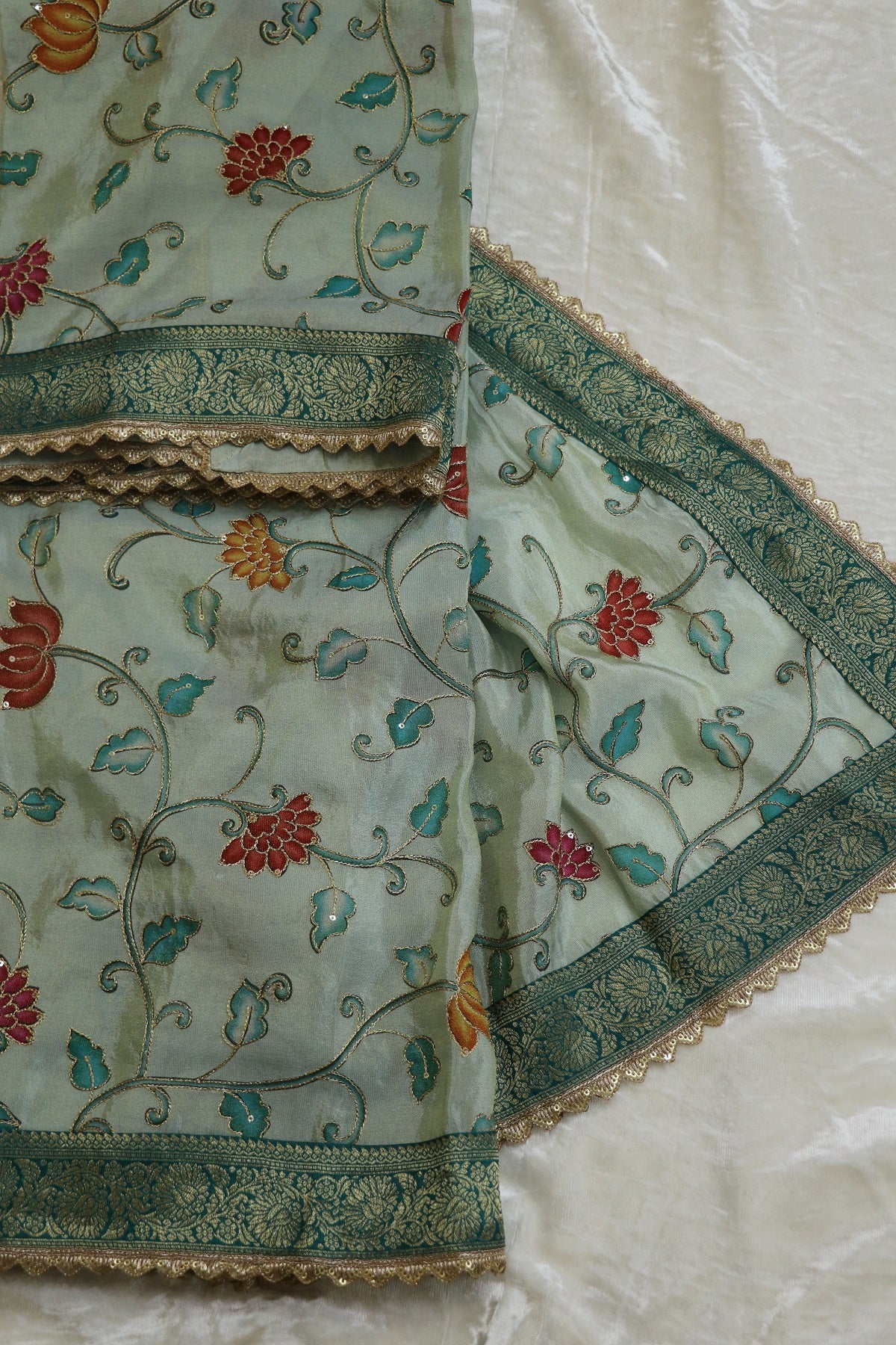 Kalamkari Printed Uppada Tissue Highlighted With Scalloped Border & Banaras Brocade Border